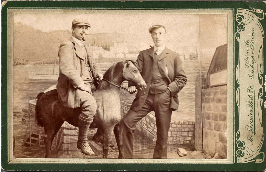 Parisian Photo Co, Edinburgh and Aberdour  -  Cabinet Print - Horse and backdrop in the studio