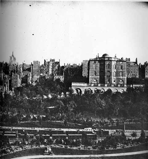 Edinburgh Old Town and Bank of Scotland