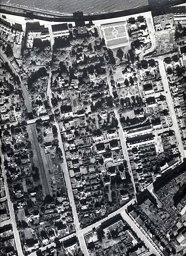 Aerial view of North-east Trinity, Edinburgh  -  1947