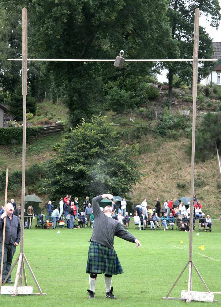 Scottish Highland Games  -  Pitlochry  -  10 September 2005  -   Throwing the Weight