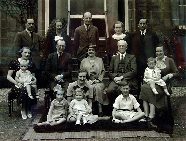 Zoom-in to a picture of the Pentland family photographed by Campbell Harper