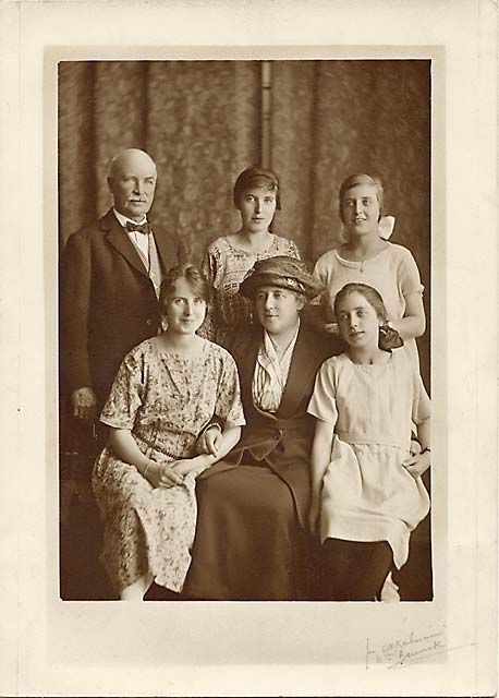 William & Agnes Anderson and family  -  Agnes was a daughter of John Horsburgh