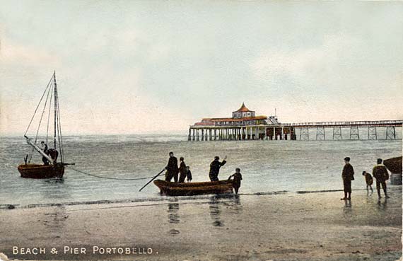 Postcard view in the Albany Series  -  Looking to the west along Portobello Beach and Pier  -  2557