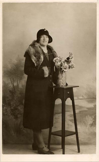 Jerome postcard  -  1931  -  Lady and Flower Vase