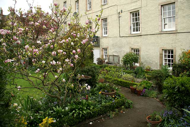 Boswell's Garden, 4/1 Chessel's Court, Canongate, part of Edinburgh's Royal Mile  -  photographed May 2006