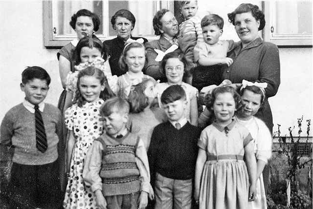 Group including John Martin and 11 other children at 5 Craigour Avenue  -  Photo taken around 1953