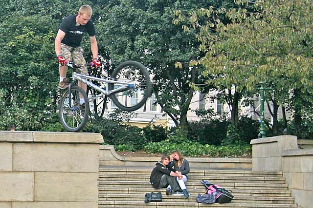 Cyclist, performing on one of the walls around Bristo Square  -  September 2007
