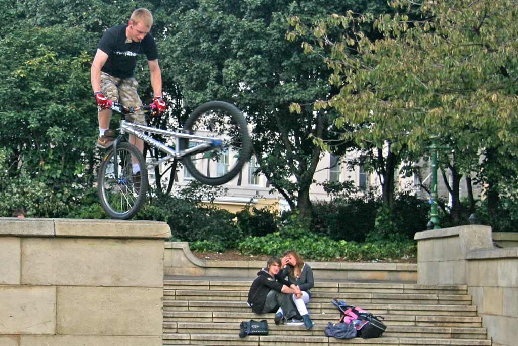 Cyclist, performing on one of the walls around Bristo Square  -  September 2007