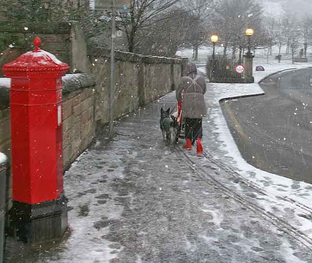 Holyrood Park Road and the entrance to Holyrood Park at St Leonard's  -  January 2008