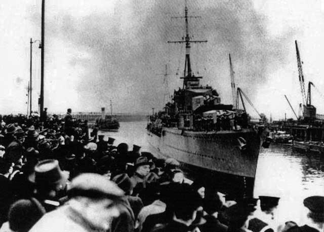 HMS Cossack arrives at Imperial Dock, Leith