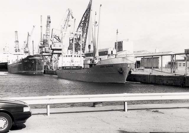 Leith Docks  -  Anne Sabine at the SAI Fertiliser Berth  -  15 May 1989