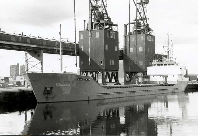 Leith Docks  -  Concord  -  discharging grain  -  26 Sep 1993