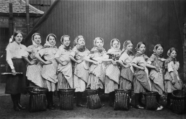 Newhaven Fishwives Costumes  -  Members of the Independent Order of Free Templars in 1918.