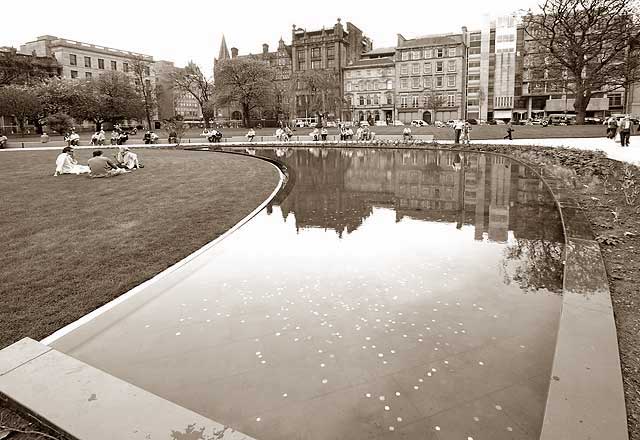 St Andrew Square Gardens - open to the public from 2008  -  Looking south  -  zoom-out