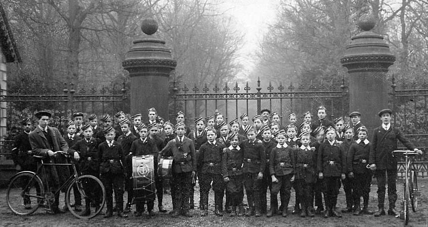 Around Edinburgh  -  49th Edinburgh Boys' Brigade Company , 1905-06  -   zoom-in  -  Where was this photograph taken?