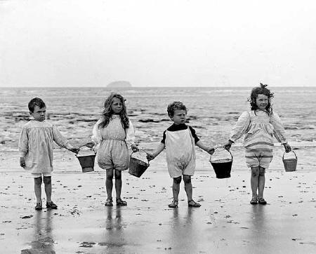 Four children on the beach  -  Where is it?