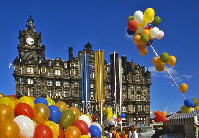 Balloons about to be launched  -  Beside the North British Hotel, 1986
