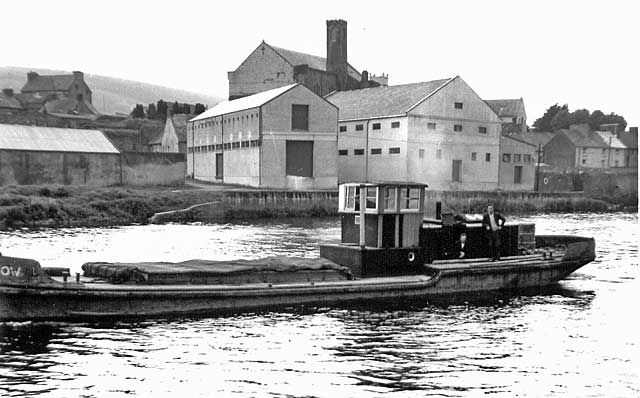 Steam Barge, 'Knocknagow'  -  Was it built in Leith?