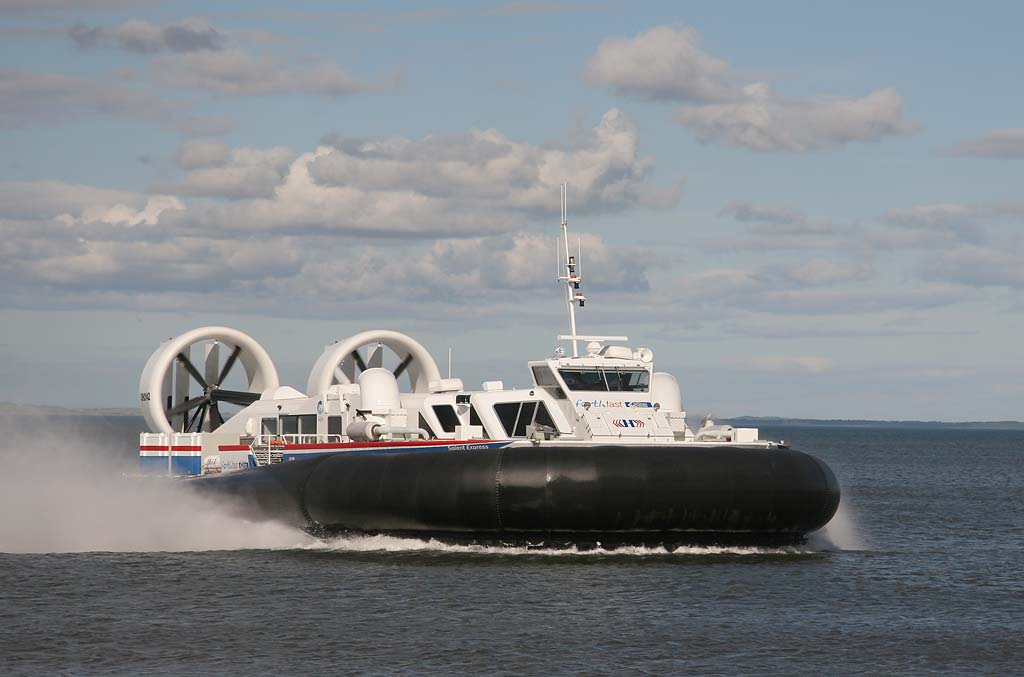 Hovercraft arriving at Portobello, during the first day of trials for the Portobello-Kirkcaldy service  -  July 16, 2007