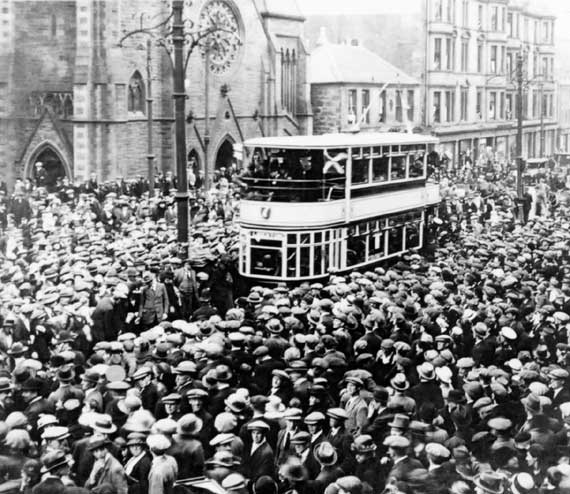 0_edinburgh_transport_trams_pilrig_tram_and_crowd.jpg