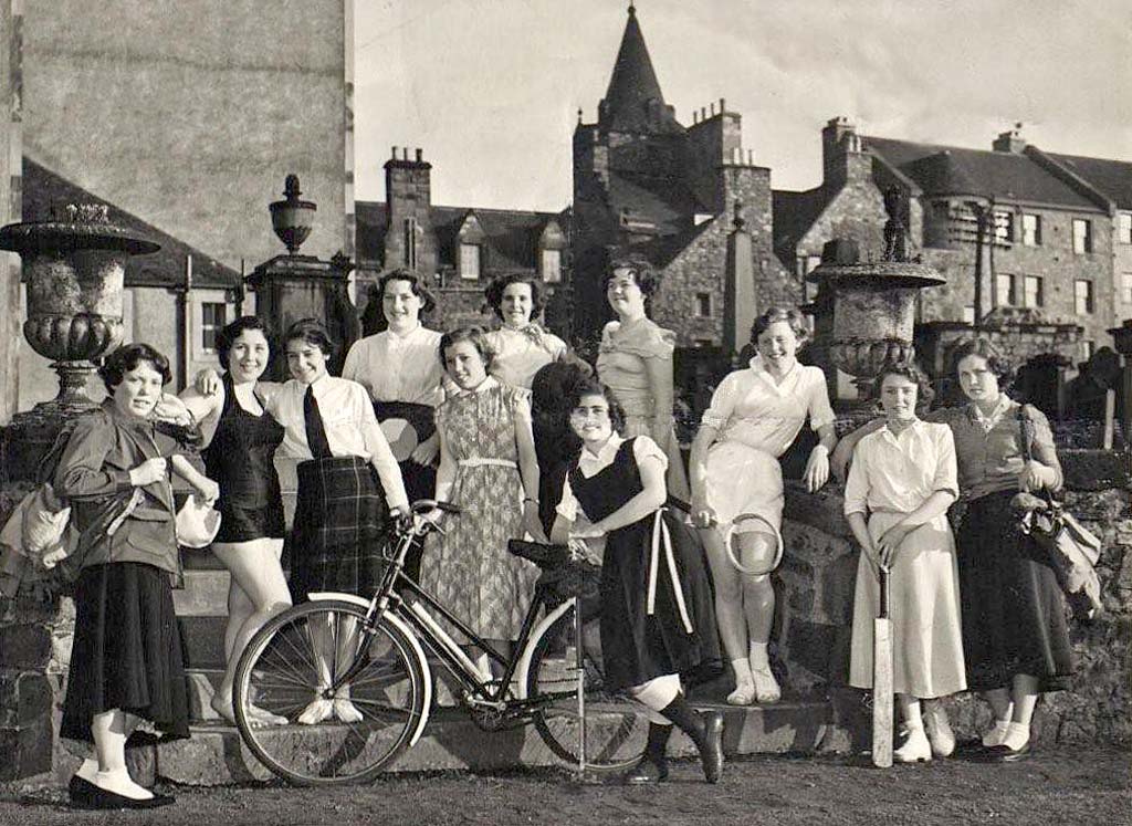 0_groups_and_outings_1958_canongate_girls_club.htm#picture