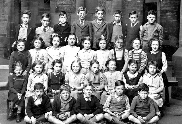 School Class at Cartle Hill School.  This is Charlie Paterson's class.  He was a pupilat Castle Hill School from 1945 to 1950.  Whhich year was this photo taken?