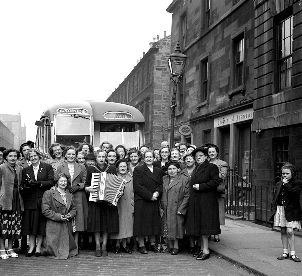 Group Outing  -  Cumberland Street.  Do you know which group this was and when the photo might have been taken?