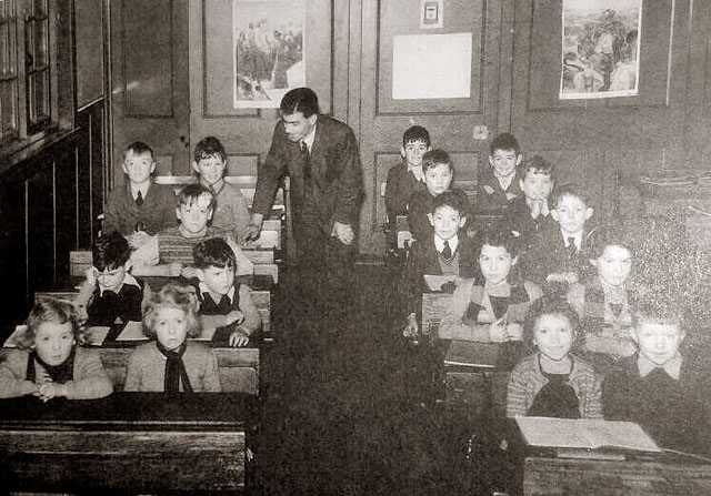 St Cuthbert's RC Primary School, Slateford, Edinburgh  -  1952 Class with Ten Sets of Twins