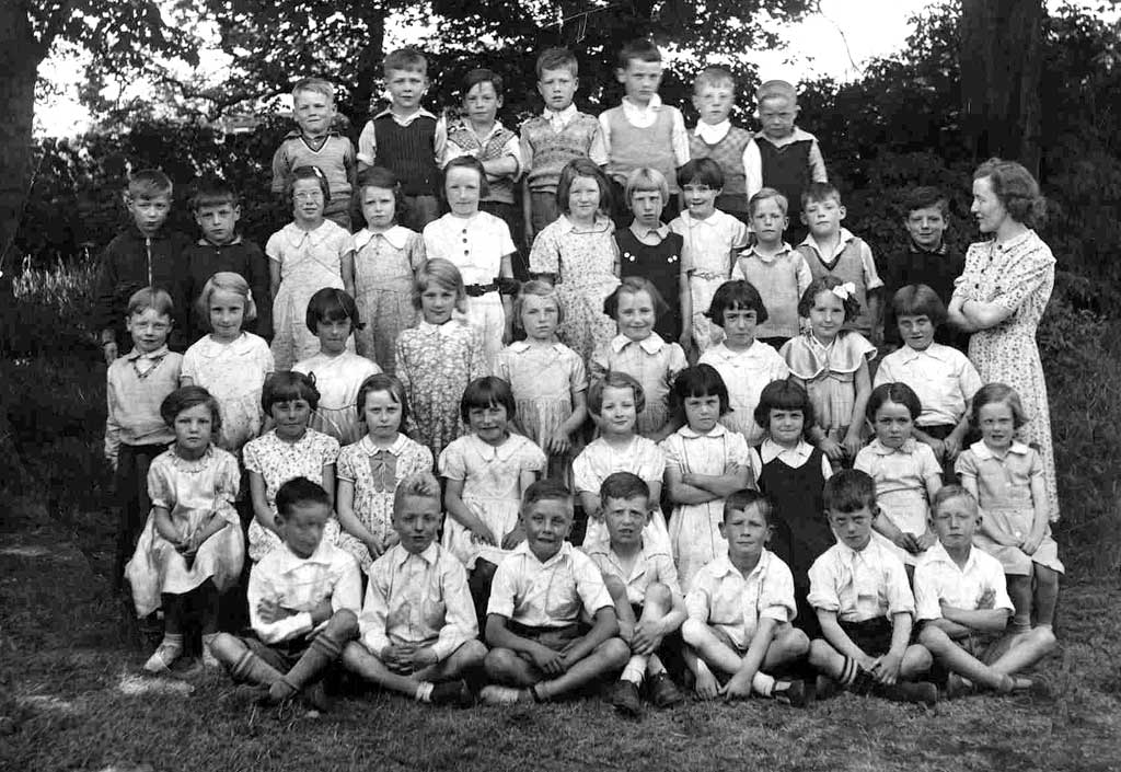 0_groups_and_outings_st_ninians_school_c1940-41.htm#picture