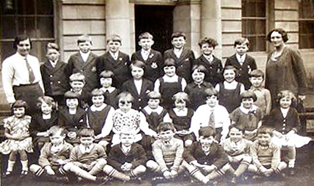 Which school is this?   One of the pupils subsequently attended Moray House Secondary School in the 1930s