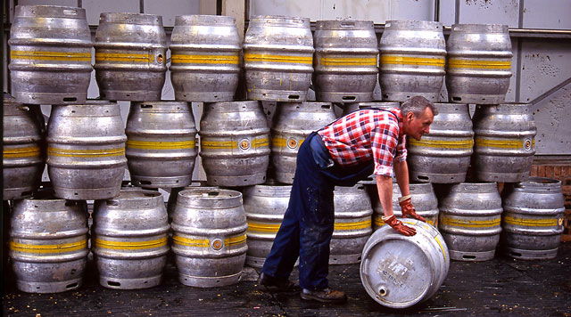 Scotttish & Newcastle Brewery, Fopuntainbridge  -  Moving the Kegs  -  Sep 1992
