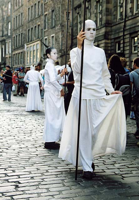 Edinburgh High Street  -  Entertainers in White  -  August 2002