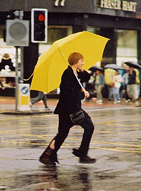 Photograph by Peter Stubbs  -  Edinburgh  -  August 2002  -  Princes Street at the Foot of the Mound in wet weather