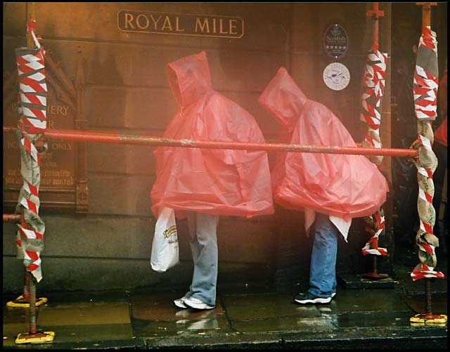 Photographs by Peter Stubbs  -  Edinburgh  -  July 2002  -  The Royal Mile close to the Camera Obscura on a wet afternoon