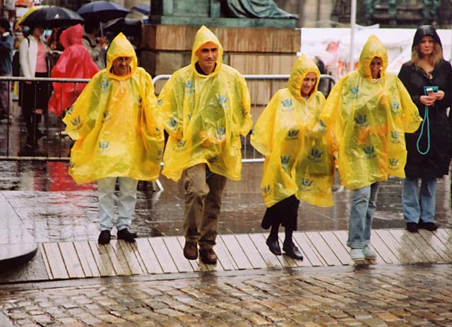 Photograph by Peter Stubbs  -  Edinburgh  -  August 2002  -  Wet evening in the Royal Mile