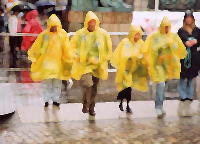 Photograph by Peter Stubbs  -  Edinburgh  -  August 2002  -  Wet afternoon in the Royal Mile