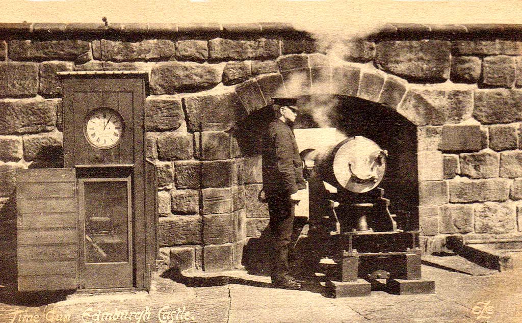 Postcard One O Clock Gun At Edinburgh Castle