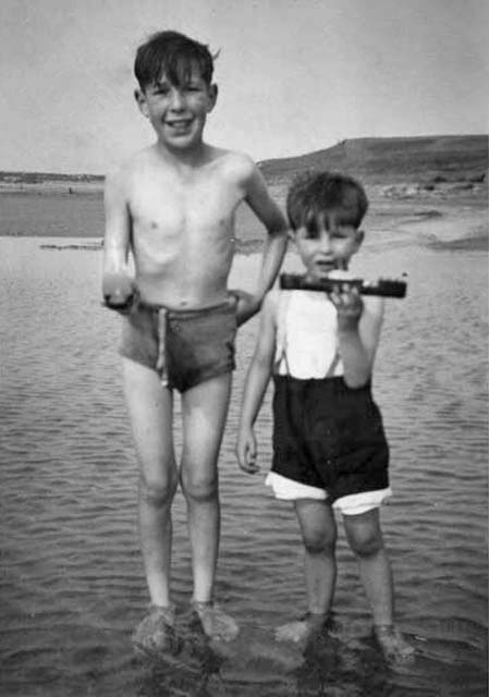 James Morton-Robertson and his  brother Brian Samuel Frank Morrisonon the beach at Gullane.  James Morton-Robertson has sent recollections of Heriot Mount to the EdinPhoto web site