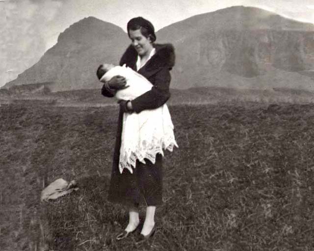 Maybelle Robertson, nee  Paterson and her one-month-old son, James Morton-Robertson who sent recollections of Heriot Mount to the EdinPhoto web site