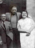 Photograph of Tommy Valance, Jimmy Broadbent and Bella Gold (nee McMillan) in East Arthur Place, Dumbiedykes, 1958