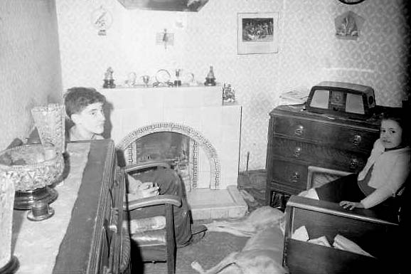 Dumbiedykes Survey Photograph - 1959  - A room in No 5 Heriot Mount