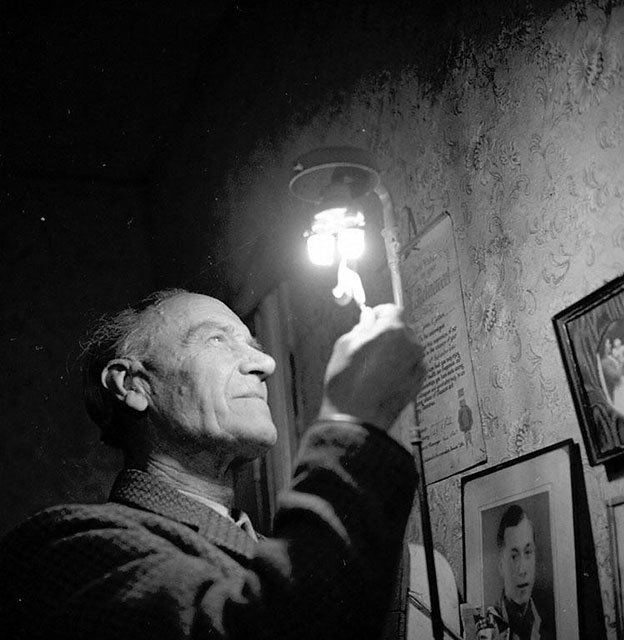 Mr Jardine using a Gas Mantle at Horse Wynd, 1970