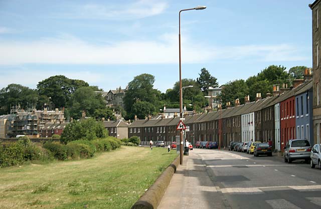 Lower Granton Road  -  view to the east towards the Wardie Hotel