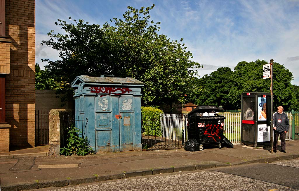 Police Box in Newhaven Road, at the SE corner of Victoria Park  -  2008
