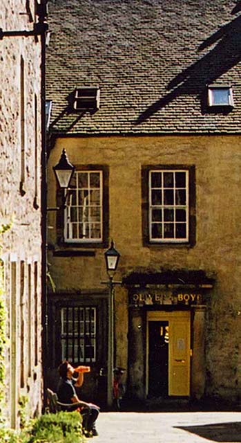 Tweeddale Court  -  Leading to the south from the Royal Mile, almost opposite John Knox House  -  zoom-in