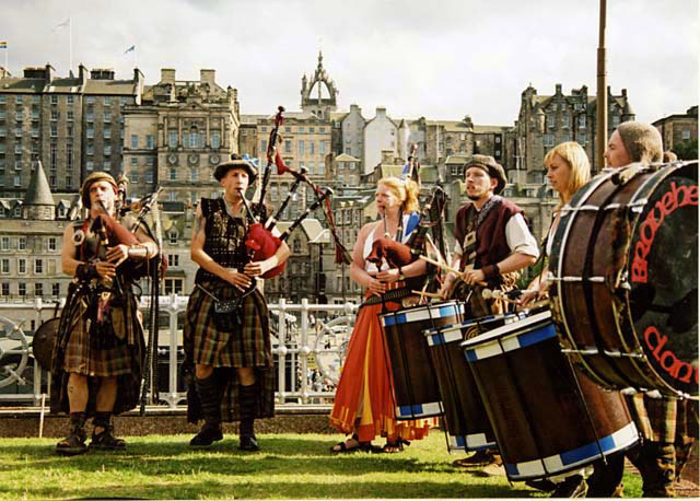 Street Entertainment at the Edinburgh Festival 2003  -  Pipes & Drums 1