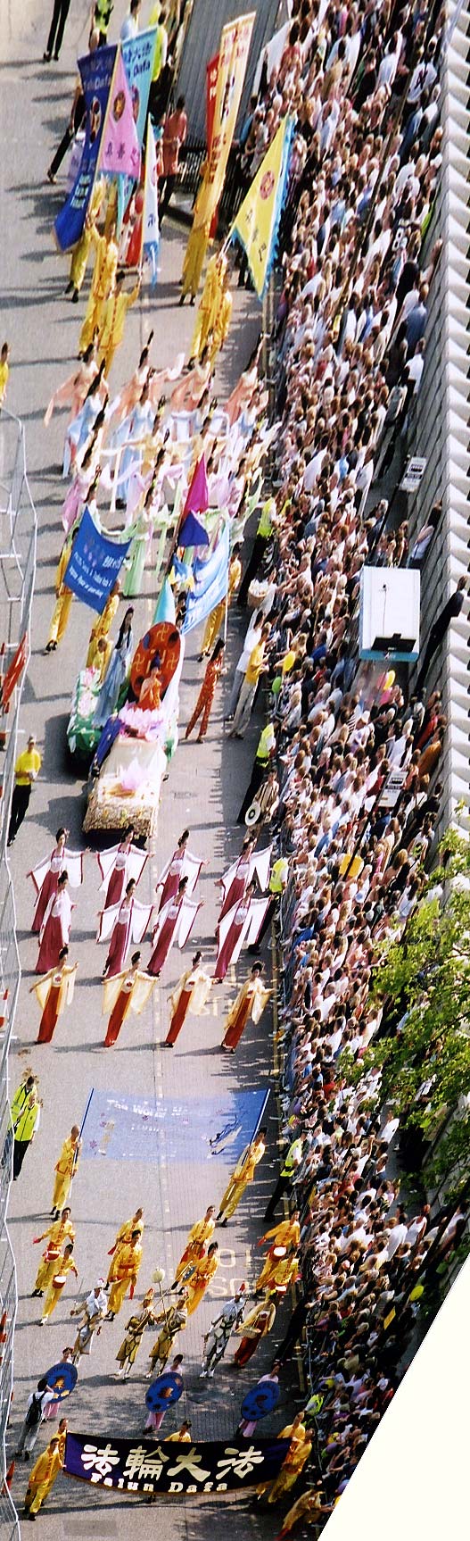 Performers representiing Falun Dafa cross Waverley Bridge at the start of the 2004 Edinburgh Festival Cavalcade