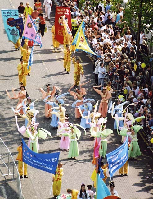 Edinburgh Cavalcade 2004  -  Zoom-in to performers representing Falun Dafa crossing Waverley Bridge at the start of the Cavalcade